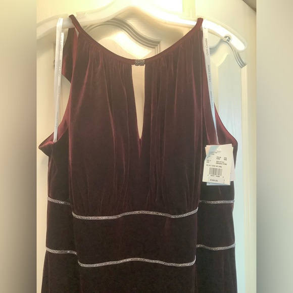 Wine velvet formal gown Size 14 - Picture 3 of 8